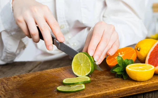 Manos Femeninas Cortando Lima Sobre Mesa Madera Cocina —  Fotos de Stock