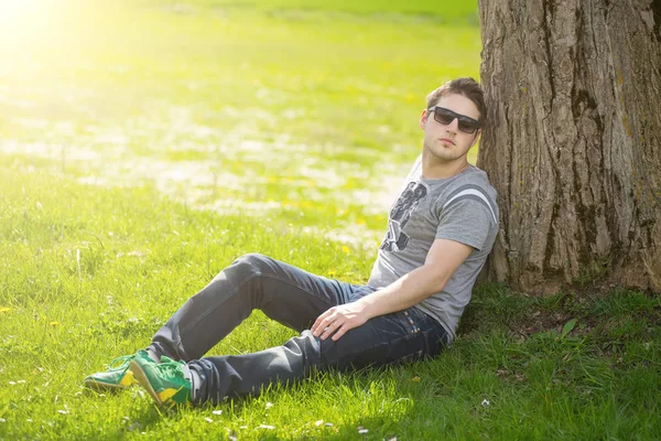Retrato Íntimo Del Hombre Con Gafas Sol Afuera Parque — Foto de Stock