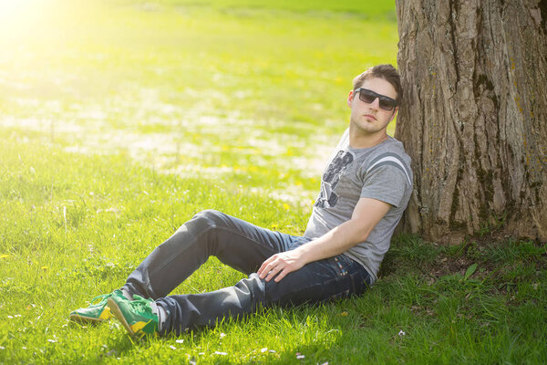 Интимный портрет человека в солнечных очках на улице в парке
.