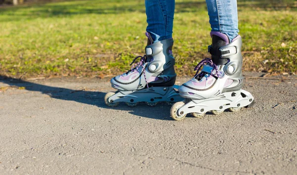 Beine Von Rollschuhläuferin Nahe Grünem Rasen — Stockfoto