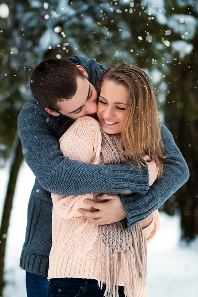 愉快的年轻夫妇拥抱在冬天公园 — 图库照片