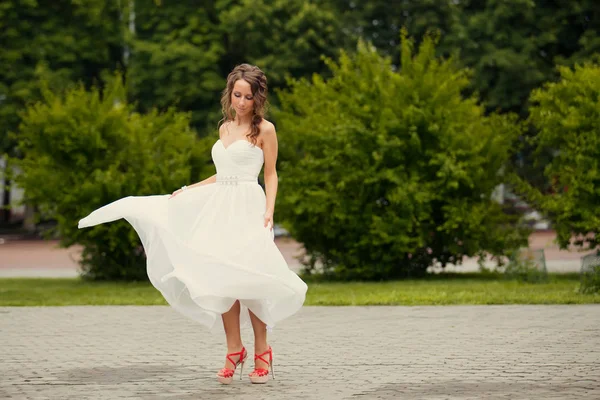 Belle Jeune Femme Robe Élégante Luxe Posant Dans Parc Été — Photo