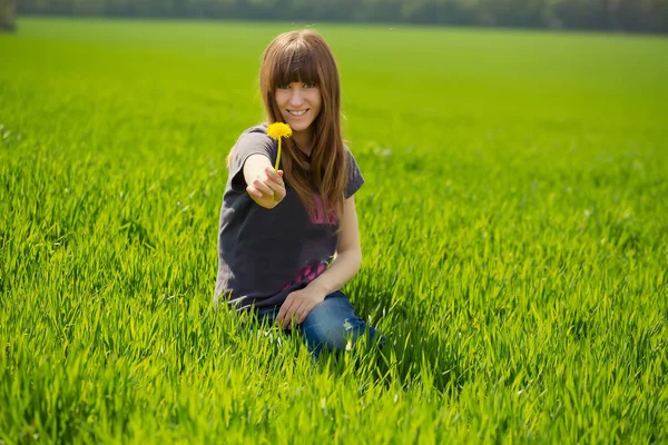 Schöne Junge Brünette Frau Sitzt Auf Grünem Gras Und Zeigt — Stockfoto