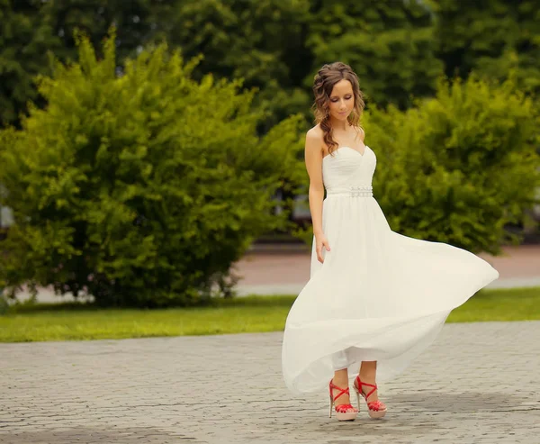 Bella Giovane Donna Abito Elegante Lusso Posa Nel Parco Estivo — Foto Stock