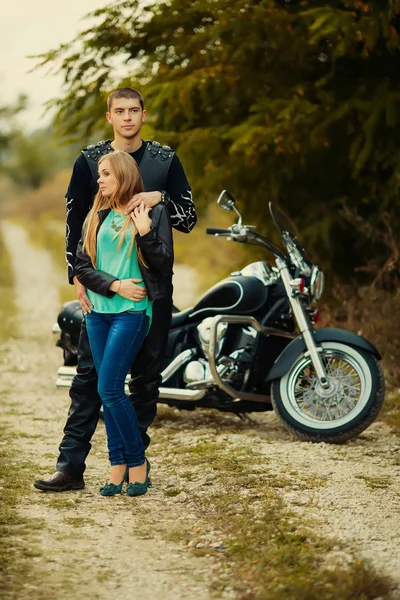 Jovem Casal Com Bela Bicicleta Estrada — Fotografia de Stock