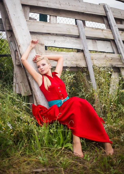 Portrait Belle Jeune Femme Posant Robe Rouge Près Une Vieille — Photo