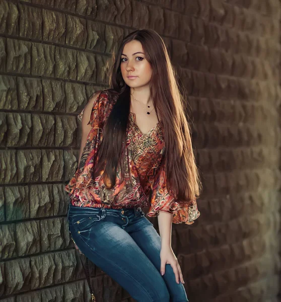 Splendida Giovane Donna Con Capelli Lunghi Posa Strada Contro Muro — Foto Stock