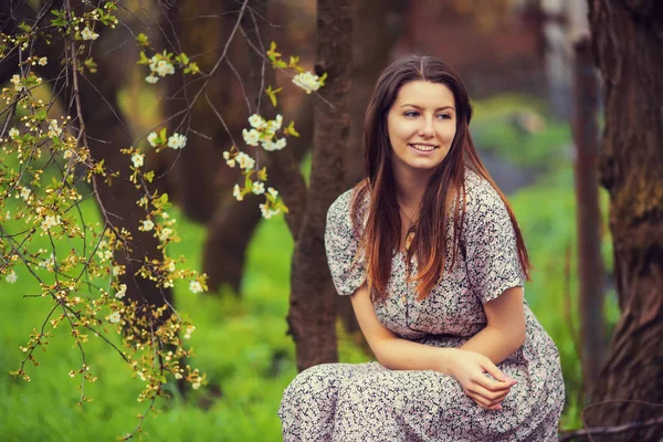 Porträt Einer Jungen Frau Vintage Kleid Frühlingsgarten — Stockfoto