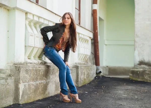 Linda Jovem Mulher Com Cabelos Longos Posando Rua — Fotografia de Stock