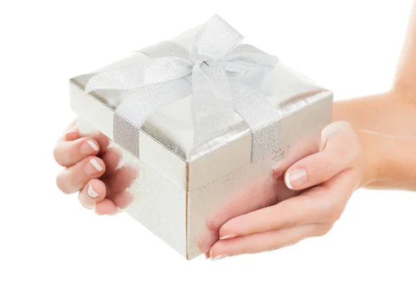 Mãos Femininas Segurando Bela Caixa Presente Isolado Fundo Branco — Fotografia de Stock
