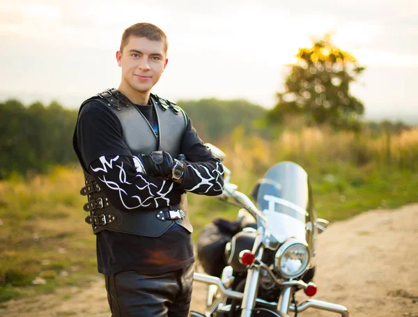 Biker Sorrindo Ficar Perto Grande Moto Helicóptero Campo — Fotografia de Stock