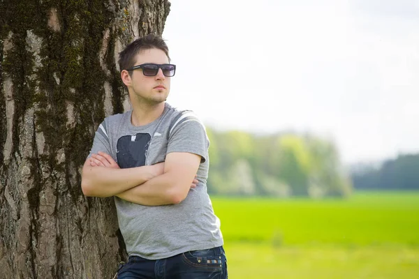 Retrato Homem Relaxante Apoiado Árvore — Fotografia de Stock