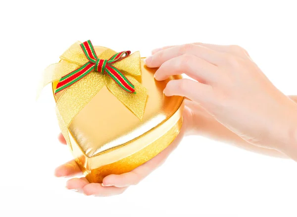 Vrouwelijke Handen Met Prachtige Gouden Geschenkdoos Met Rode Strik Geïsoleerd — Stockfoto