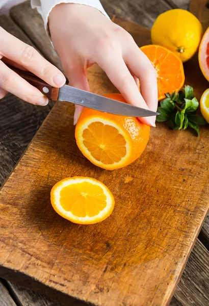 Manos Femeninas Cortando Naranja Sobre Mesa Madera Cocina —  Fotos de Stock