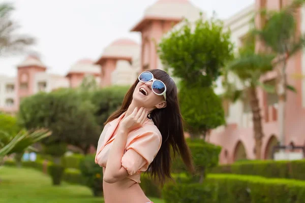 Beautiful Young Woman Ins Sunglasses Posing Summer Park — Stock Photo, Image