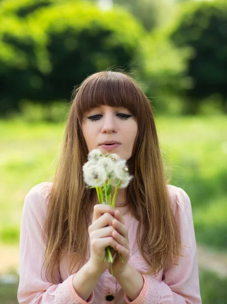 Gelukkig Jonge Vrouw Blazen Paardebloemen Zonnige Weide — Stockfoto