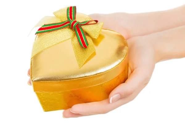 Vrouwelijke Handen Met Prachtige Gouden Geschenkdoos Met Rode Strik Geïsoleerd — Stockfoto