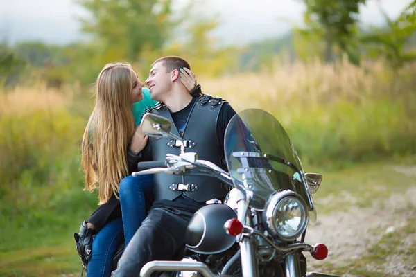 Pareja Joven Con Hermosa Bicicleta Carretera —  Fotos de Stock