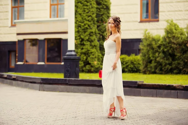 Bela Jovem Mulher Luxo Vestido Elegante Posando Parque Verão — Fotografia de Stock