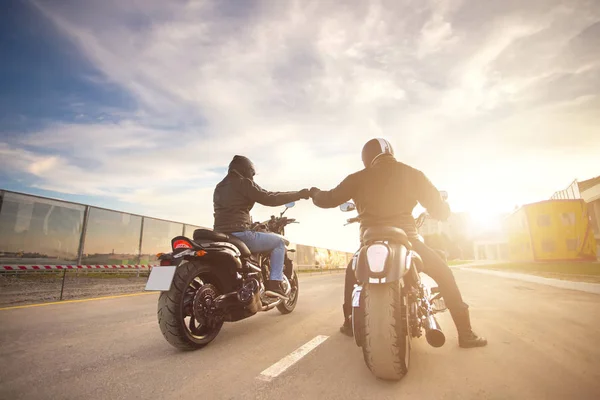 Dois Motociclistas Motocicletas Handshaking Com Knuckle Estrada Sol — Fotografia de Stock