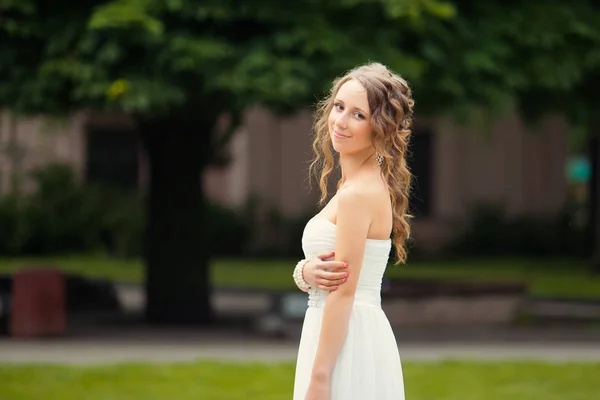 Bela Jovem Mulher Luxo Vestido Elegante Posando Parque Verão — Fotografia de Stock