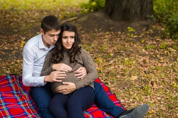Happy Young Pregnant Couple Hugging Park — Stock Photo, Image