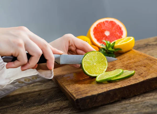 Manos Femeninas Cortando Lima Sobre Mesa Madera Cocina —  Fotos de Stock