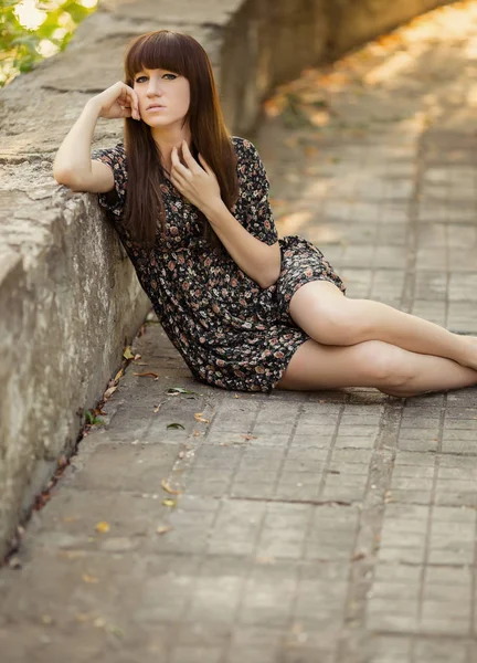Портрет Молодой Женщины Винтажном Платье Каменной Дороге — стоковое фото