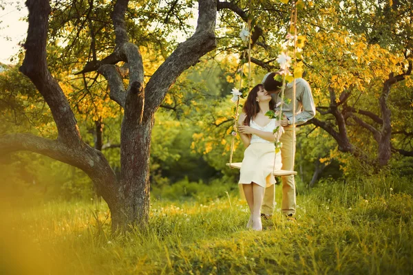 Ett Ungt Par Kyss Parken Träd Swing — Stockfoto