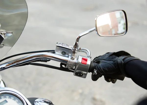 Biker Hand Stützt Sich Auf Das Lenkrad Motorrad — Stockfoto