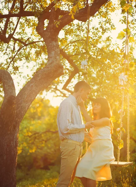 Young Couple Kiss Park Tree Swing — Stock Photo, Image