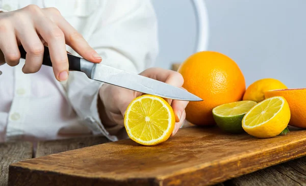 Jóvenes Manos Limpias Chef Cortar Limón Vieja Mesa Madera Cocina —  Fotos de Stock