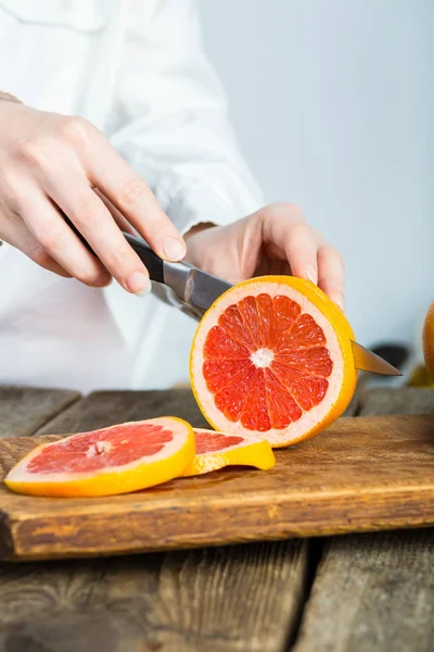 Agujas Femeninas Cortando Pomelo Sobre Mesa Madera Cocina —  Fotos de Stock