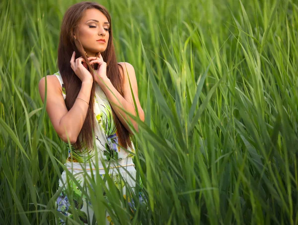 Schöne Junge Frau Posiert Sommergrünen Gras — Stockfoto