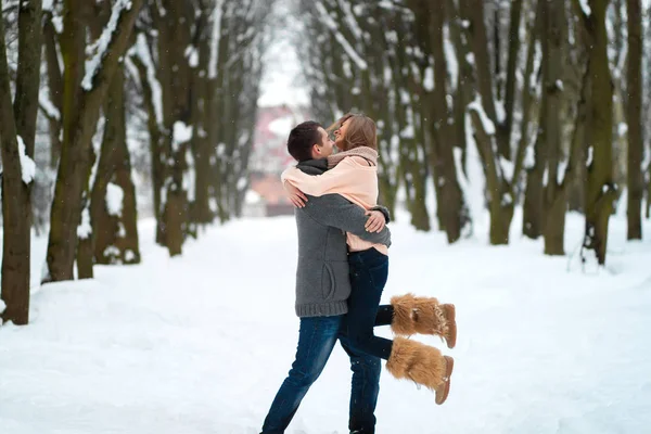 Feliz Jovem Casal Divertindo Parque Inverno — Fotografia de Stock