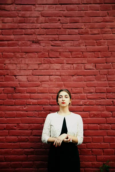 Melancholische Vrouw Klassieke Jurk Buurt Van Oude Bakstenen Muur Buiten Stockafbeelding