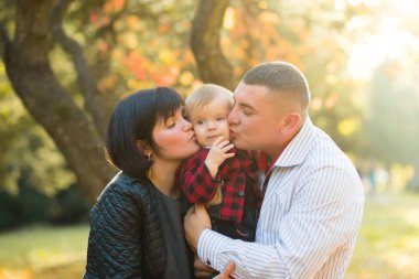 mutlu aile birlikte sonbahar parkta poz