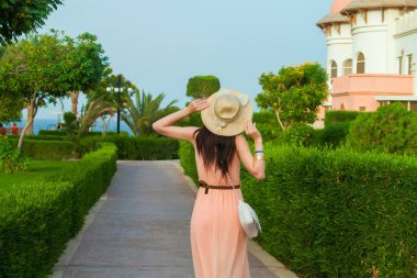 Parkta duran yazlık elbise bahar kadın. Eğlenceli ve güzel karışık yarış kız sıcak güneşli.