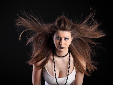 Siyah arka plan üzerine fan rüzgar stüdyo ile güzel esmer kız