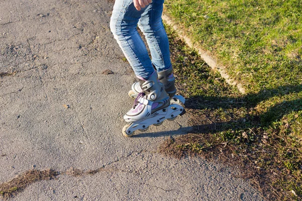 Nohy Ženských Roller Skater Poblíž Zelený Trávník — Stock fotografie