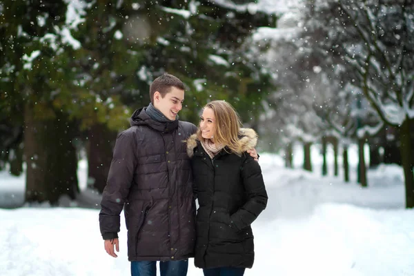 Щаслива Молода Пара Обіймається Зимовому Парку — стокове фото