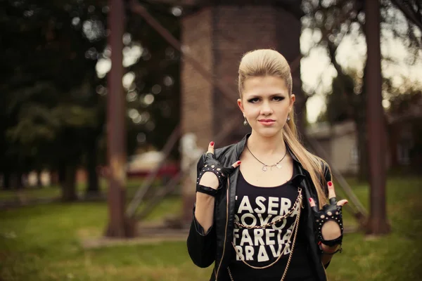 Mujer Rubia Joven Con Estilo Chaqueta Cuero Negro Contra Construcción —  Fotos de Stock