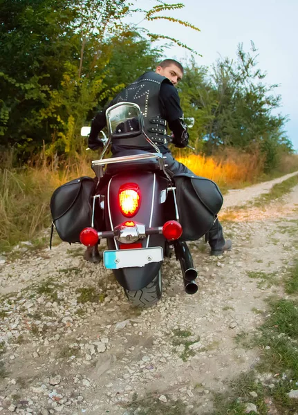 バイカー大チョッパー バイクの上に座って 背面図 — ストック写真