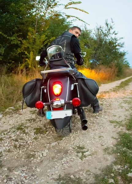 Motociclista Sentado Grande Moto Helicóptero Vista Para Trás — Fotografia de Stock