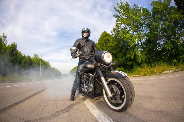 Biker Staying Unknown Big Chopper Bike Road Smoke Tire — Stock Photo, Image