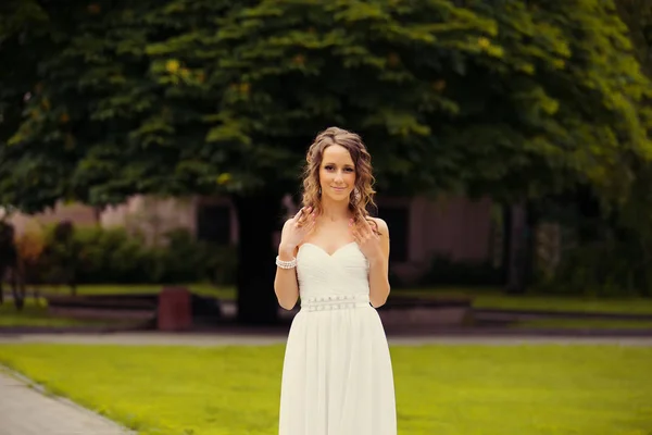 Bela Jovem Mulher Luxo Vestido Elegante Posando Parque Verão — Fotografia de Stock