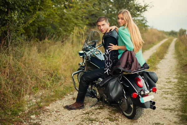 Unga Par Med Vackra Cykel Väg — Stockfoto