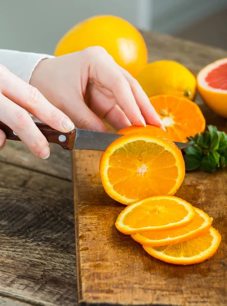 Manos Femeninas Cortando Naranja Sobre Mesa Madera Cocina —  Fotos de Stock