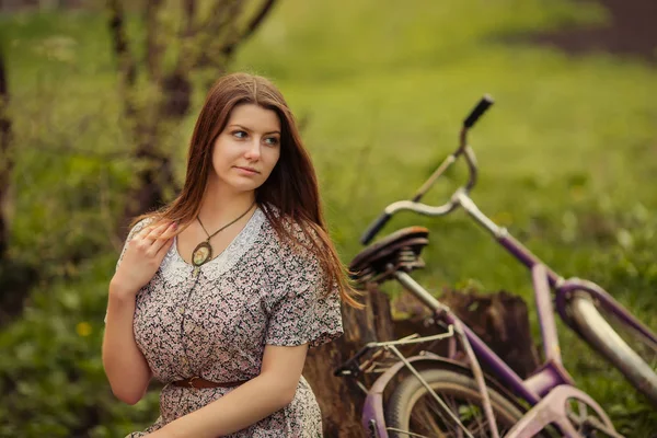 Unbekümmerte Frau Posiert Neben Oldtimer Fahrrad Frühlingsgarten — Stockfoto