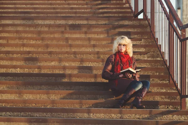 Young Blonde Woman Leather Coat Sitting Stairs Reading Book — Stock Photo, Image